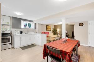 Cozy Private Basement Suite Beside Plaza Free Parking Walk to Groceries & Dining