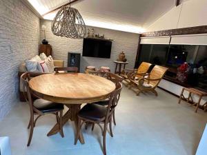 Geribá Búzios 4 suítes a 300 metros da areia no canto direito