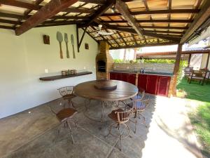 Geribá Búzios 4 suítes a 300 metros da areia no canto direito