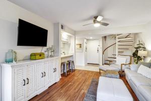 Harbourside Villa Steps to Shops Dining & Marina