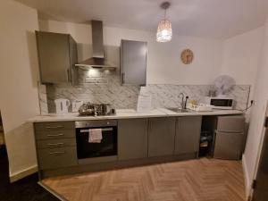 ApartHotel 1 - Fast WiFi, Hotel Linen, Keyless Entry, City only 10 Mins - BY PROPERTY PROMISE