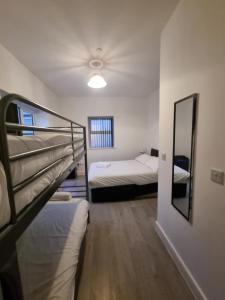 ApartHotel 1 - Fast WiFi, Hotel Linen, Keyless Entry, City only 10 Mins - BY PROPERTY PROMISE