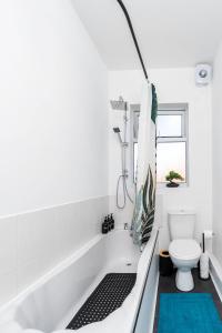 Contractor Friendly 4 Bedroom House in Hemsworth with 6 Beds and Garden