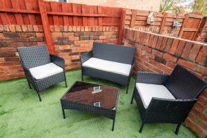 Contractor Friendly 4 Bedroom House in Hemsworth with 6 Beds and Garden