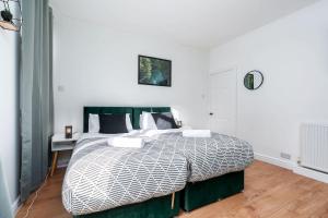 Contractor Friendly 4 Bedroom House in Hemsworth with 6 Beds and Garden