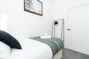 Contractor Friendly 4 Bedroom House in Hemsworth with 6 Beds and Garden