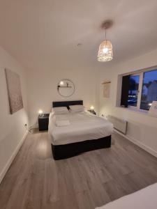 ApartHotel 5 - Fast WiFi, Hotel Linen, Keyless Entry, City only 10 Mins - BY PROPERTY PROMISE
