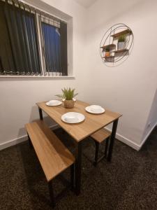 ApartHotel 5 - Fast WiFi, Hotel Linen, Keyless Entry, City only 10 Mins - BY PROPERTY PROMISE