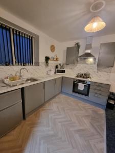 ApartHotel 5 - Fast WiFi, Hotel Linen, Keyless Entry, City only 10 Mins - BY PROPERTY PROMISE