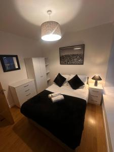 Spacious City Centre 2-Bedroom Apartment by StaySavvy Accommodation