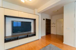 Cozy Semi-Central apartment with free parking and workspace