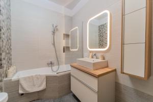 Cozy Semi-Central apartment with free parking and workspace