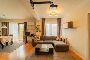 Cozy Semi-Central apartment with free parking and workspace