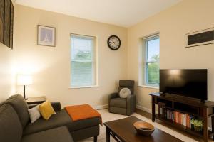 Bright Soulard Loft-King-Queen 2 Baths Parking