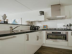 Spacious Lakeside Retreat