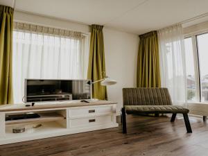 Spacious Lakeside Retreat