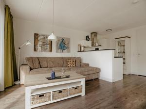 Spacious Lakeside Retreat