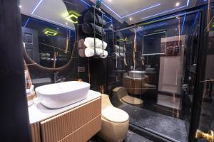 Host lives within the unit during your stay, is present throughout your stay, andcommon areas are shared throughout your stay