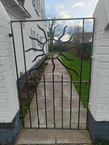 Domein 15 De Haan Nieuwmunster, 4-bedroom holiday house for up to 6 people, between Wenduine, 1 km, and De Haan, 2 km, 500 meters from the beach,15 min from Bruges, Ostend and Knokke, nice fenced garden, bed linen and towels provided