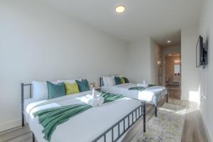 Emerald Escape, Free Parking, 2 Bath, Sleeps 8 Near American Dream and The Airport, King Bed and 2 Queen Beds, Washer and Dryer