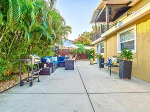 Tropical escape with fire pit near airport & stadium