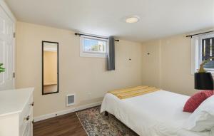 Downtown Home Walk to Restaurants and Waterfront