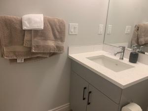 Modern and cozy stay-2 Bedroom Basement