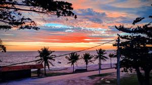 Casa 4 quartos, 2 suítes, piscina e acessibilidade - Frente para a lagoa