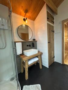 The Cabin log fire cosy home sleeps 4