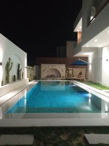 New villa with swimming pool and sea view in Djerba