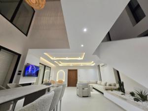 New villa with swimming pool and sea view in Djerba
