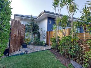 Stones Throw at Sapphire