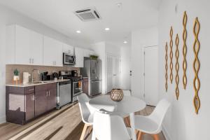 Premium 1BR - Workstation Pool Balcony