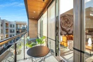 Premium 1BR - Workstation Pool Balcony