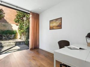 Traditional 2-Bed Terrace House in Millers Point