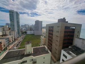 Aconchegante APARTAMENTO - Praia do Morro- Beira Mar com vista para o mar - 2 quartos , 2 banheiros, 2 vagas garagem, 1 varandas, 2 elevadores, Wi-Fi - bem localizado