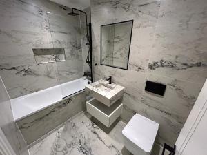 New build - king bed - Fast Wi-Fi - Zone 2