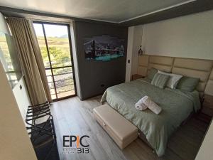 Epic Suite 313 Deluxe Airport Family 3H 10P