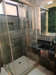 Departamento Black and Gold de lujo, confort y ducha Spa