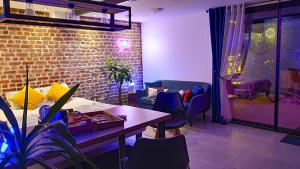 GARY Suite - Studio Cosy, Spa et jardin privatif à 4 min de Cambrai