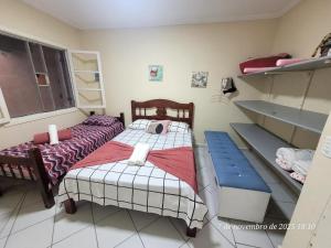 Casa em Caraguá, uma quadra da praia com ar