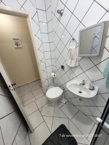 Casa em Caraguá, uma quadra da praia com ar