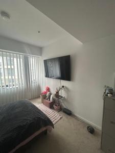 Spacious ensuite room in front of station