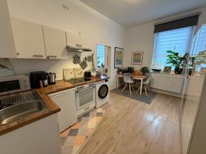 1 Zi Whg on Top gemütlich möbliert an der Universitätsklinik, eigener Parkplatz und Ladestation inclusiv, große Wohnküche,, 2 Min zur Ostsee, Universität zu Kiel, City, Seebäder, Marine, Luxusfähren