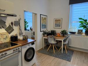 1 Zi Whg on Top gemütlich möbliert an der Universitätsklinik, eigener Parkplatz und Ladestation inclusiv, große Wohnküche,, 2 Min zur Ostsee, Universität zu Kiel, City, Seebäder, Marine, Luxusfähren