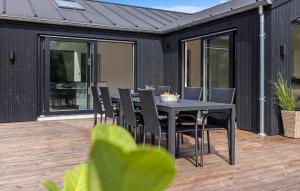 4 Bedroom Stunning Home In Aakirkeby