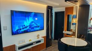 Departamento Black and Gold de lujo, confort y ducha Spa