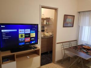 Depto 2 ambientes comodos, Av Luro, zona centro