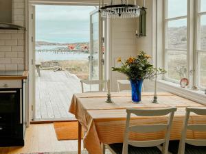 Guesthouse With Sea Views In Heestrand