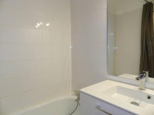 Studio à Bormes-les-Mimosas avec accès plage, terrasse et parking - FR-1-251-875